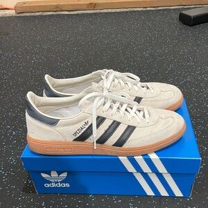 Adidas Originals Spezial trainers in Alumina / Core Black / Cloud White